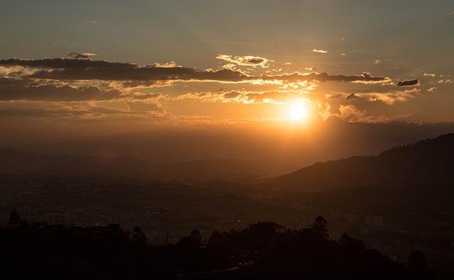 La Magia del Atardecer: Lugares Espectaculares para Parar y Admirar