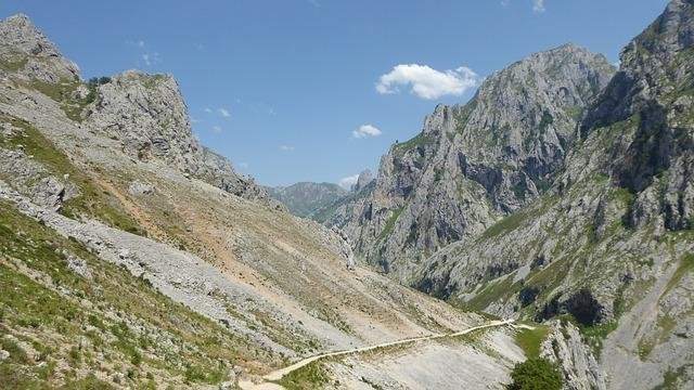 Rutas Culturales: Ciudades que Cautivan al Viajero Solitario