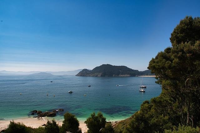 Encuentros con la Naturaleza: Playas y Montañas que Enamoran